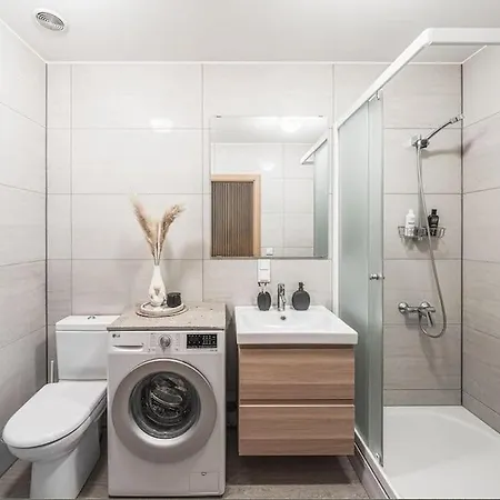 Апартаменты Cozy 55m2 Zverynas Retreat With *